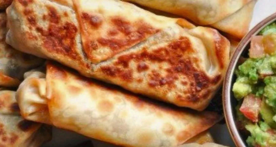 Flautas de tortilla de harina con guacamole, un platillo de fonda sonorense