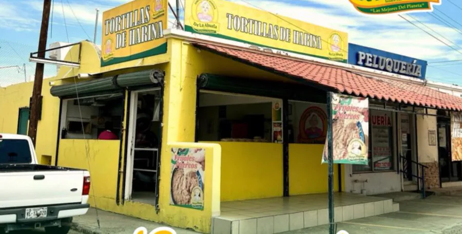 Fachada amarilla de la Sucursal Las Quintas de Tortillas de Harina de la Abuela en Hermosillo